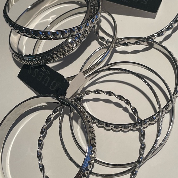 GUESS Textured 5 Pcs Bracelet Set - Picture 4 of 8